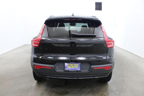 2026 Volvo XC40 Black Edition Ultra, B5 AWD Gas (mild hybrid)