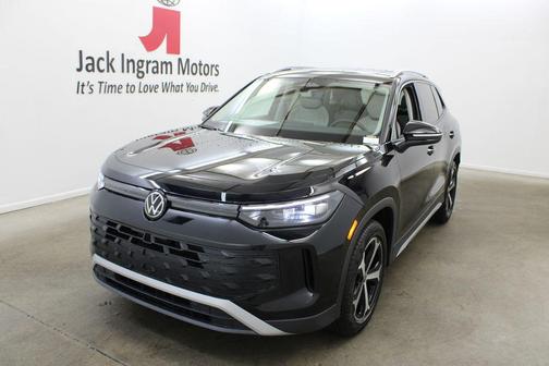 Deep Black Pearl 2026 Volkswagen Tiguan 2.0T SE