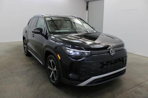 Deep Black Pearl 2026 Volkswagen Tiguan 2.0T SE