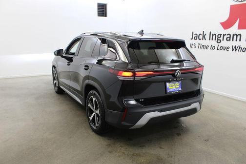 Deep Black Pearl 2026 Volkswagen Tiguan 2.0T SE