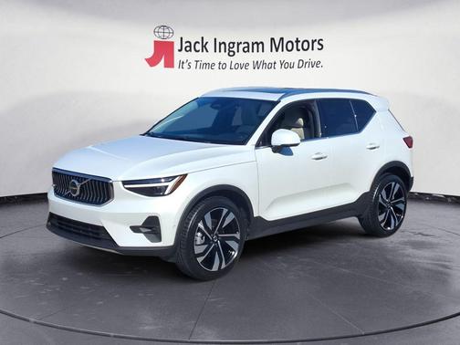 2023 Volvo XC40 B5 Ultimate Bright Theme