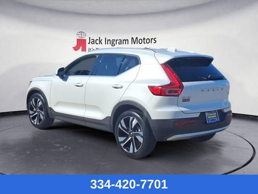 2023 Volvo XC40 B5 Ultimate Bright Theme
