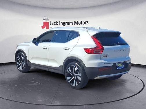 2023 Volvo XC40 B5 Ultimate Bright Theme