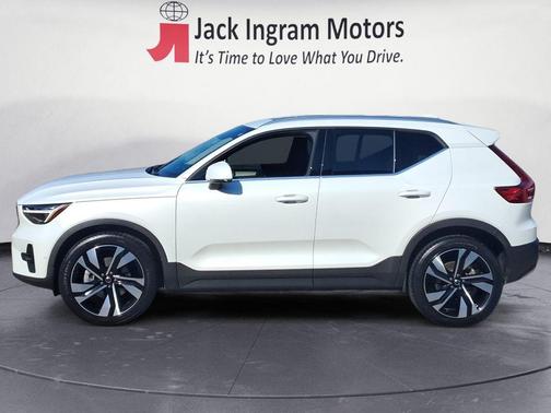 2023 Volvo XC40 B5 Ultimate Bright Theme