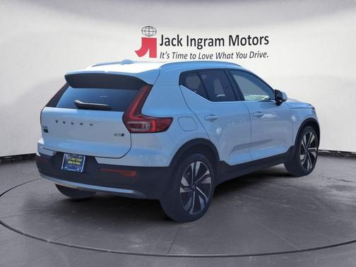2023 Volvo XC40 B5 Ultimate Bright Theme