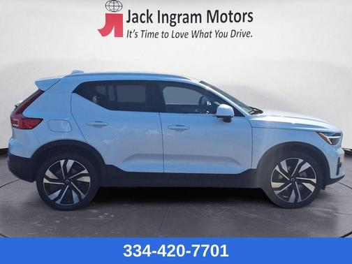 2023 Volvo XC40 B5 Ultimate Bright Theme