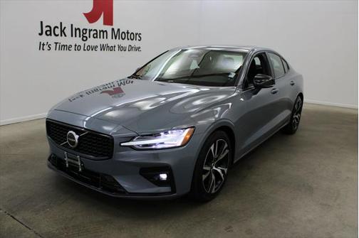 2024 Volvo S60 B5 Core Dark Theme