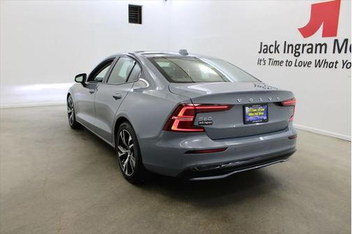 2024 Volvo S60 B5 Core Dark Theme