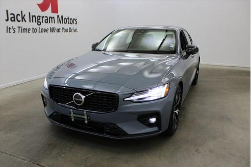2024 Volvo S60 B5 Core Dark Theme