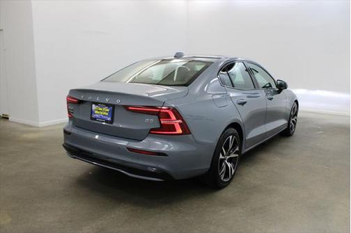 2024 Volvo S60 B5 Core Dark Theme