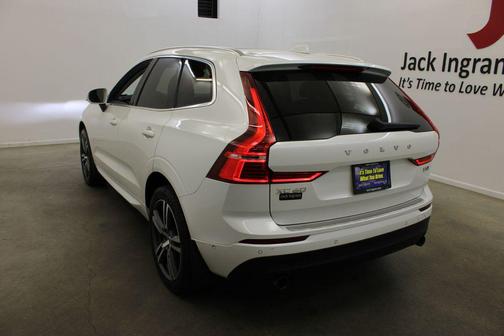 Crystal White 2018 Volvo XC60 T5 Momentum