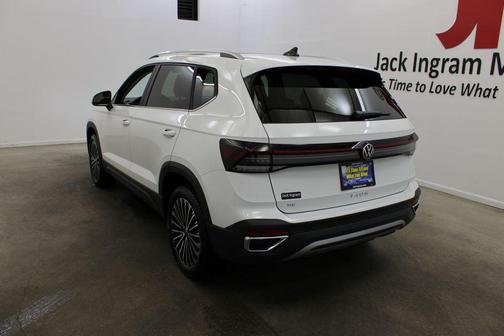 Pure White 2026 Volkswagen Taos SE
