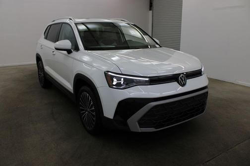 Pure White 2026 Volkswagen Taos SE