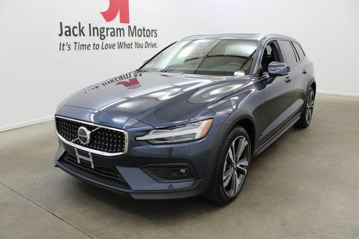 2025 Volvo V60 Cross Country Plus, B5 AWD Gas (mild hybrid)