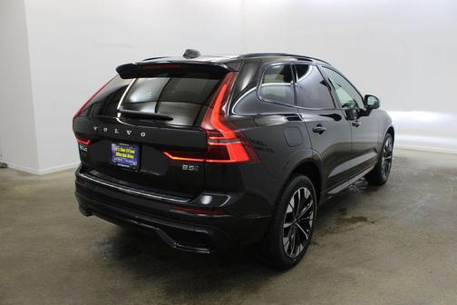 Onyx Black Metallic 2026 Volvo XC60 B5 Plus