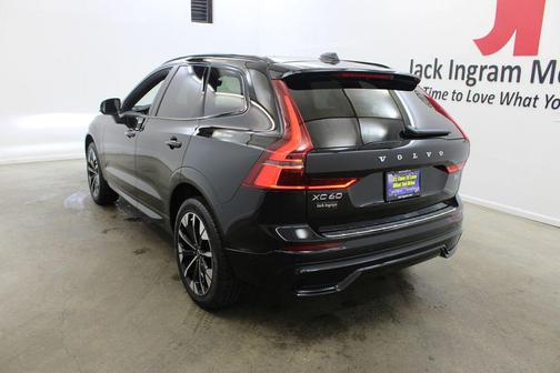 Onyx Black Metallic 2026 Volvo XC60 B5 Plus