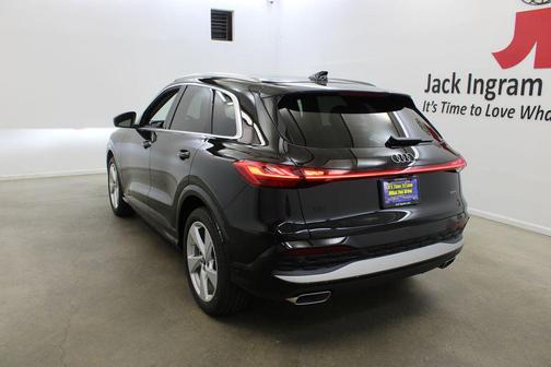 Mythos Black Metallic 2025 Audi Q5 Prestige TFSI quattro S tronic