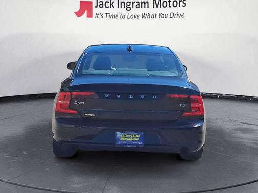 2018 Volvo S90 T5 Momentum