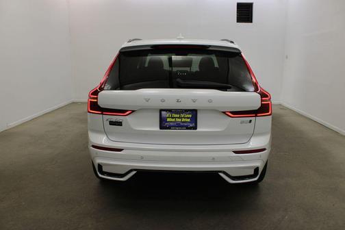Crystal White Metallic 2026 Volvo XC60 B5 Ultra