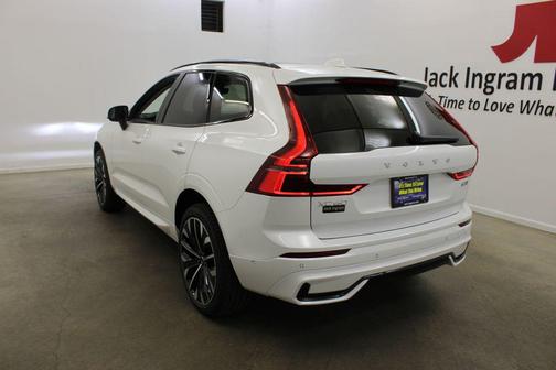Crystal White Metallic 2026 Volvo XC60 B5 Ultra
