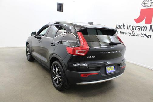 Onyx Black Metallic 2025 Volvo XC40 B5 Core Bright Theme