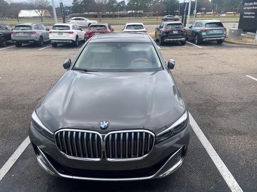 2022 BMW 740 i