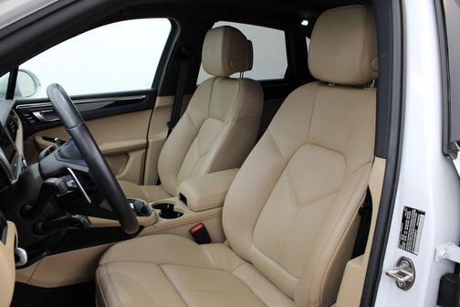 2023 Porsche Macan Premium Package Plus