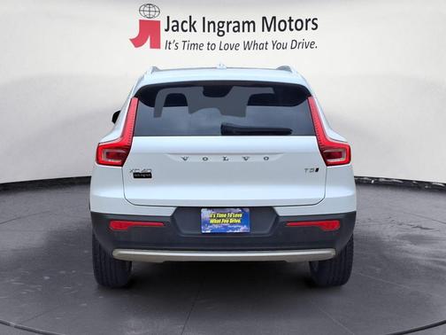 2022 Volvo XC40 T5 Momentum