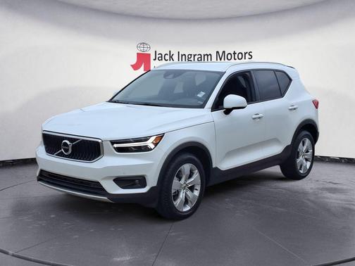 2022 Volvo XC40 T5 Momentum