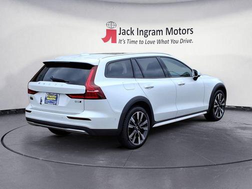 2025 Volvo V60 Cross Country B5 Ultra