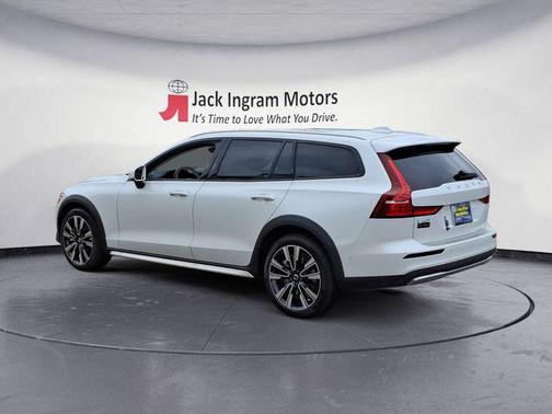 2025 Volvo V60 Cross Country B5 Ultra