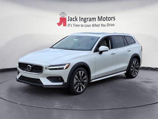 2025 Volvo V60 Cross Country B5 Ultra
