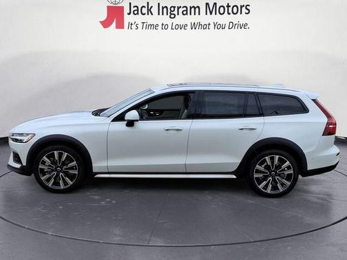 2025 Volvo V60 Cross Country B5 Ultra