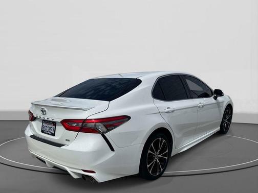 Super White 2018 Toyota Camry SE