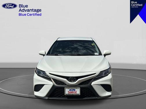 Super White 2018 Toyota Camry SE
