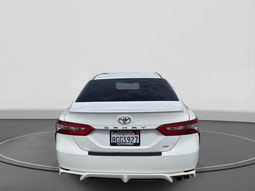 Super White 2018 Toyota Camry SE