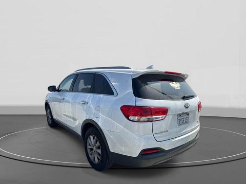 Snow White Pearl 2017 Kia Sorento LX