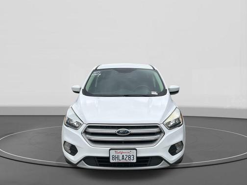 Oxford White 2017 Ford Escape SE