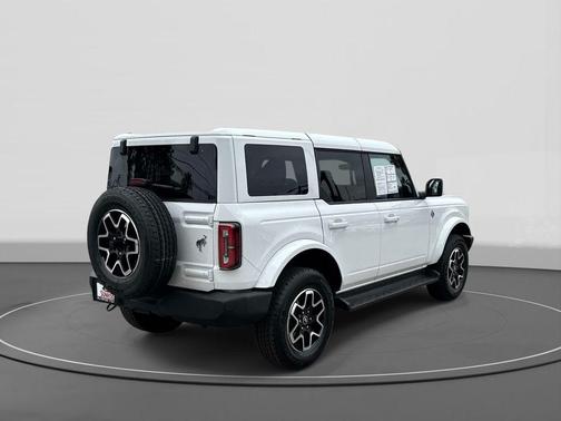 Oxford White 2025 Ford Bronco Outer Banks