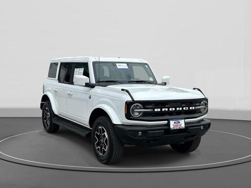 Oxford White 2025 Ford Bronco Outer Banks