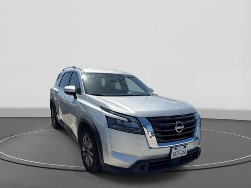 Brilliant Silver Metallic 2024 Nissan Pathfinder SV