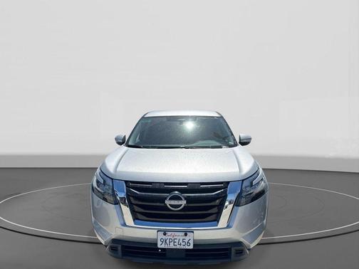 Brilliant Silver Metallic 2024 Nissan Pathfinder SV