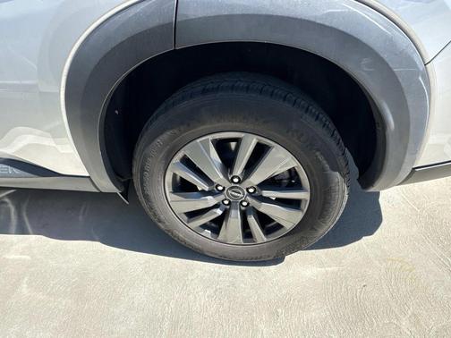 Brilliant Silver Metallic 2024 Nissan Pathfinder SV
