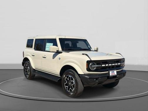 Desert Sand 2025 Ford Bronco Outer Banks