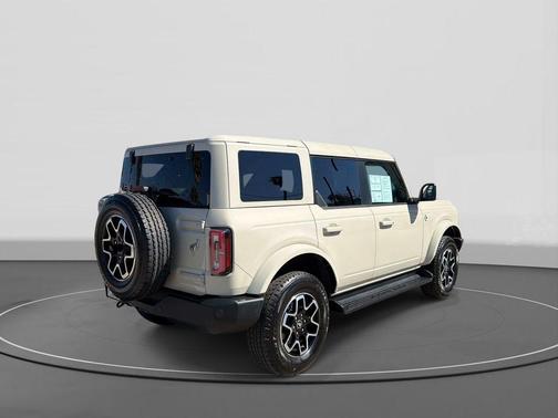 Desert Sand 2025 Ford Bronco Outer Banks