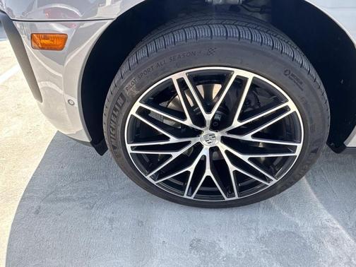 Chalk 2024 Porsche Macan Base