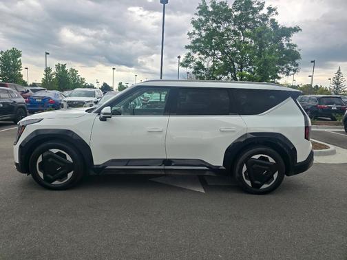 Snow White Pearl 2024 Kia EV9 Land