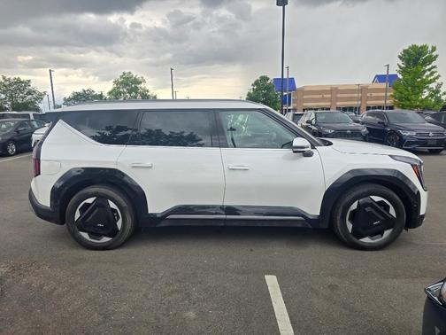 Snow White Pearl 2024 Kia EV9 Land