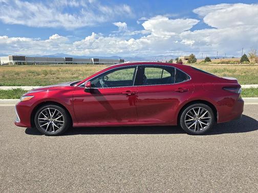 2022 Toyota Camry Hybrid XLE
