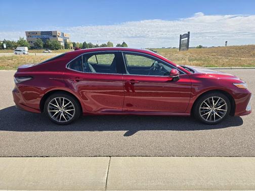 2022 Toyota Camry Hybrid XLE
